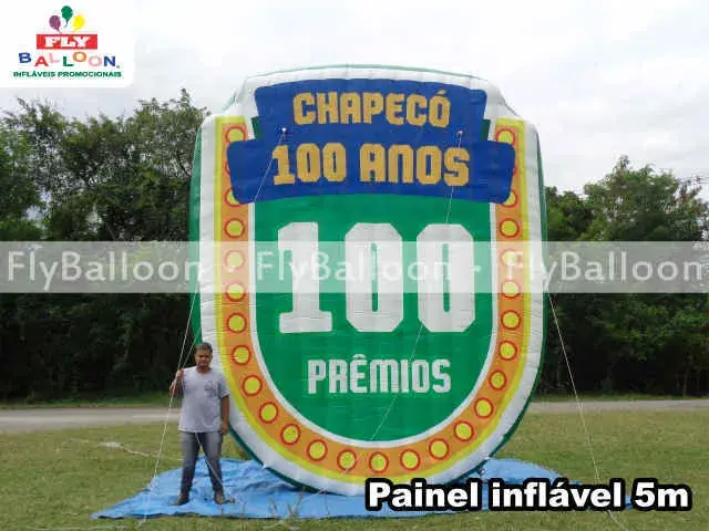 Painel inflável promocional Chapecó 100 anos em formato de escudo, 5 m