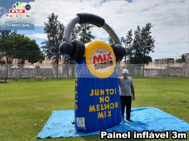 Painel inflável promocional Rádio Mix Foz do Iguaçu em formato de fone de ouvido, 3 m
