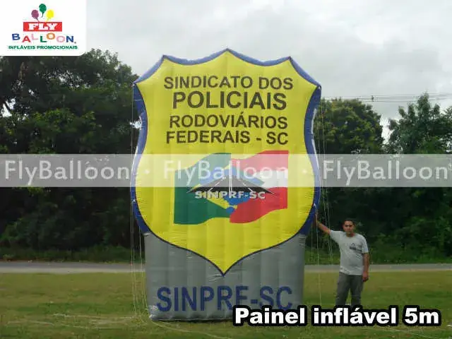 Painel inflável promocional SINPRF-SC em formato de brasão, 5 m